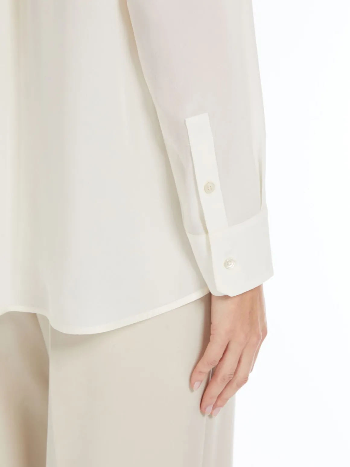 camicia_morbida_in_seta_4.webp Outlet Camicia morbida in seta Camicie E Bluse