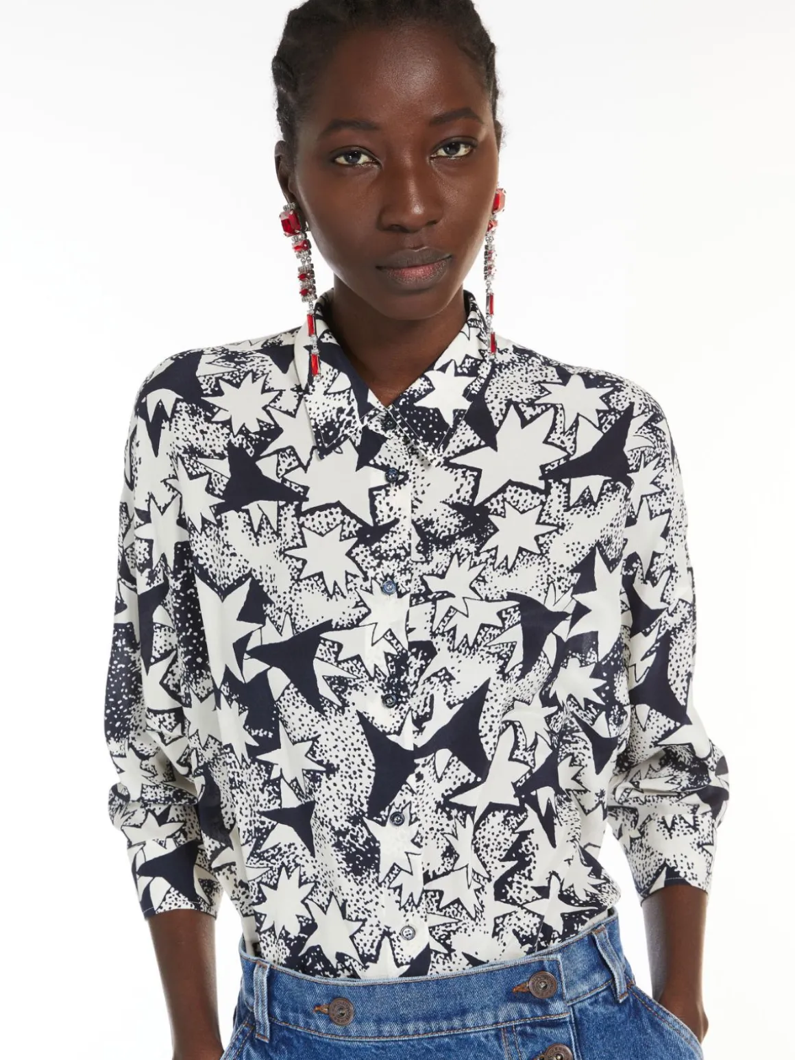 camicia_svasata_in_seta_stampata_3.webp Outlet Camicia svasata in seta stampata Camicie E Bluse