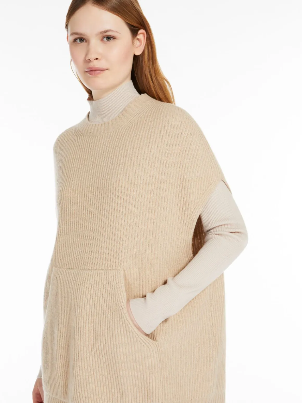 cappa_in_maglia_a_coste_3.webp Shop Cappa in maglia a coste Gilet | Maglie