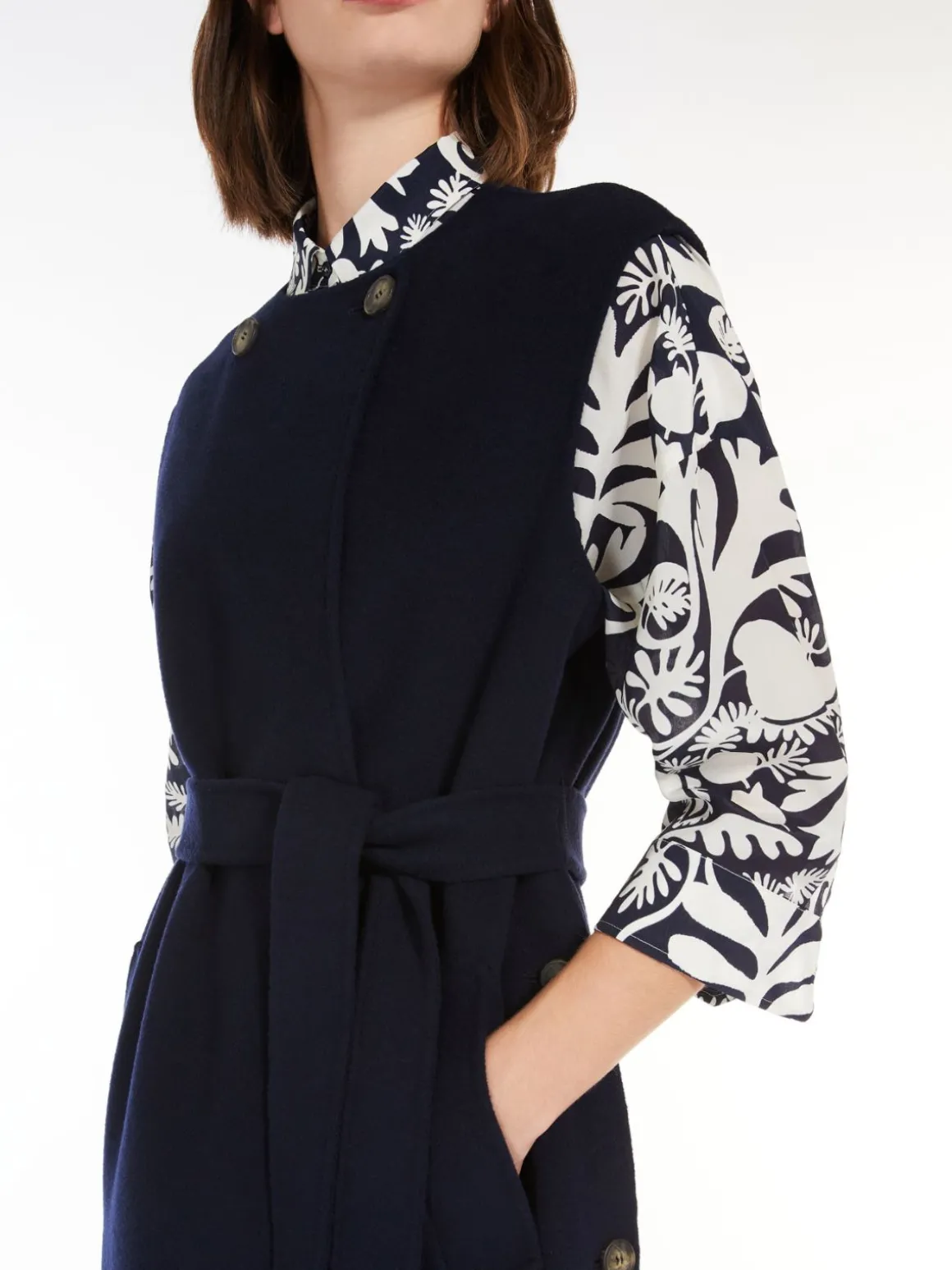 cappotto_doppiopetto_in_lana_3.webp Online Cappotto doppiopetto in lana Gilet | Cappottietrench