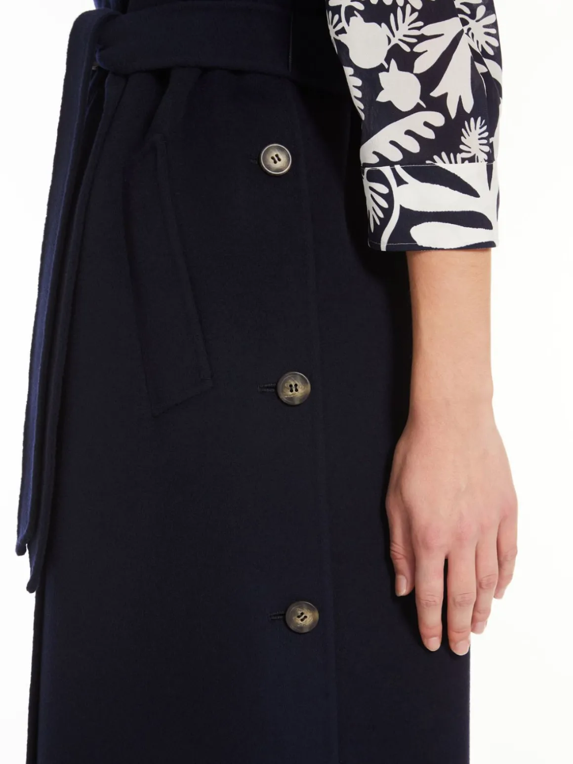 cappotto_doppiopetto_in_lana_4.webp Online Cappotto doppiopetto in lana Gilet | Cappottietrench