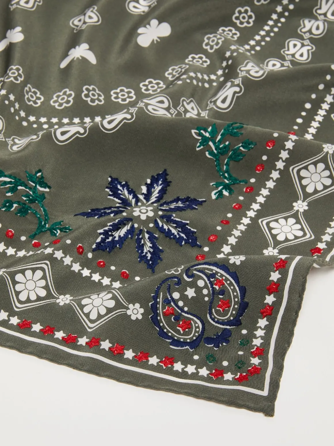 foulard_in_seta_con_stampa_e_ricamo_2-1.webp Discount Foulard in seta con stampa e ricamo Sciarpeefoulard