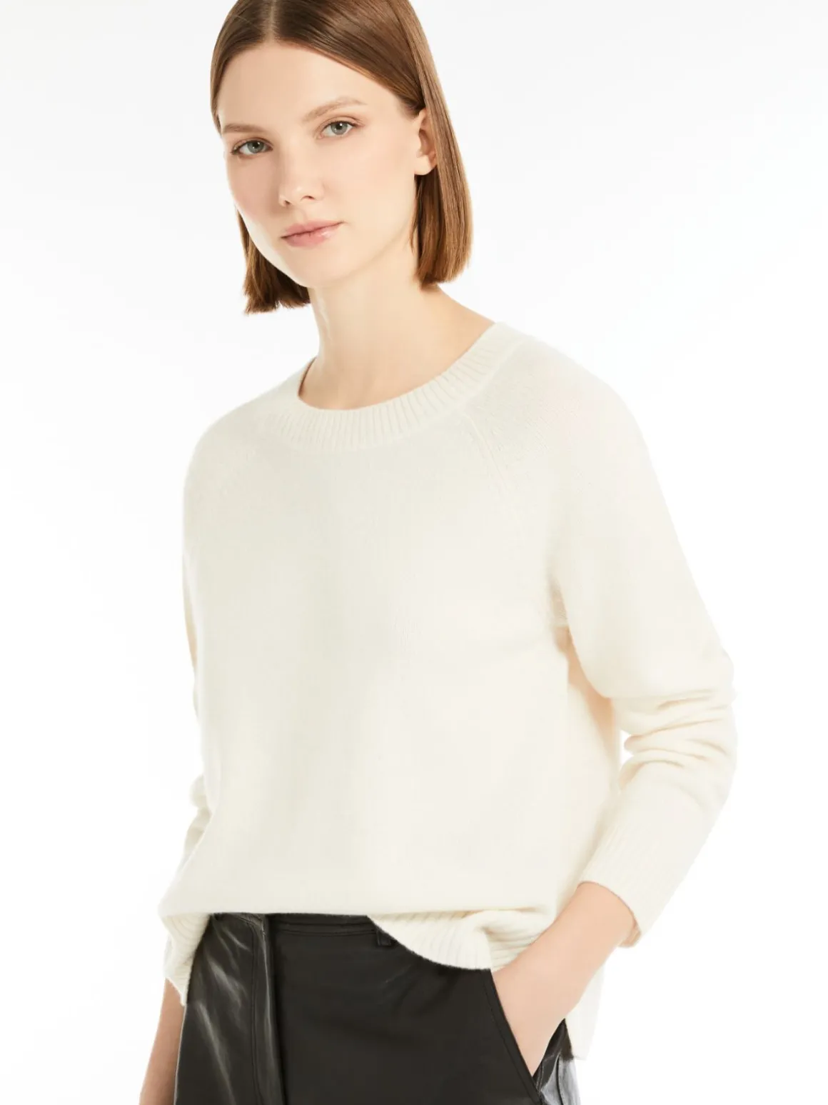 maglia_basic_in_filato_di_cachemire_3-2.webp Store Maglia basic in filato di cachemire Maglie