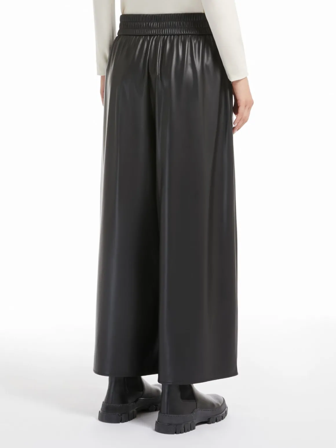 pantalone_in_tessuto_spalmato_2-2.webp Outlet Pantalone in tessuto spalmato Pantaloniejeans