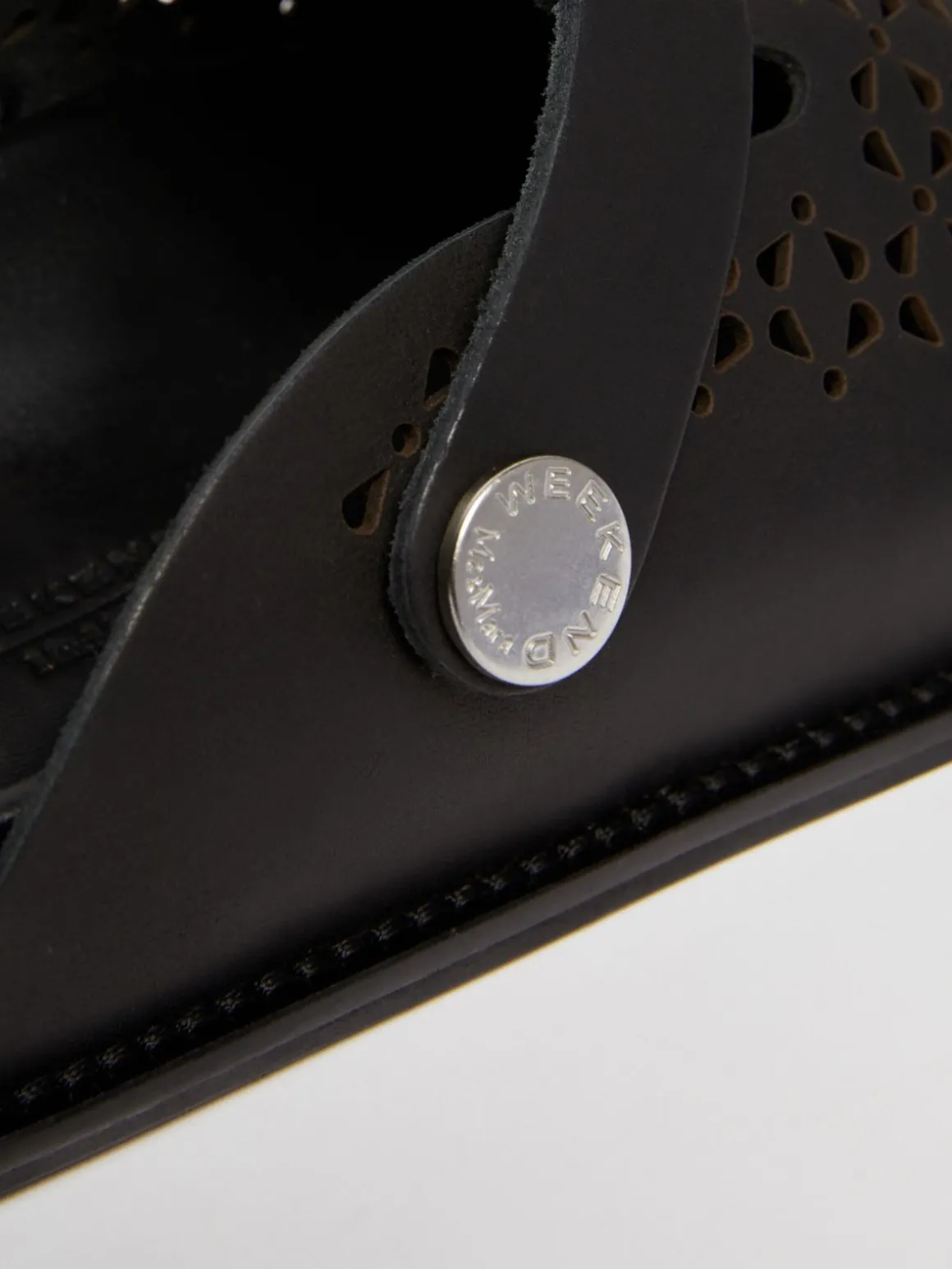 sabot_in_pelle_laserata_4.webp New Sabot in pelle laserata Scarpe