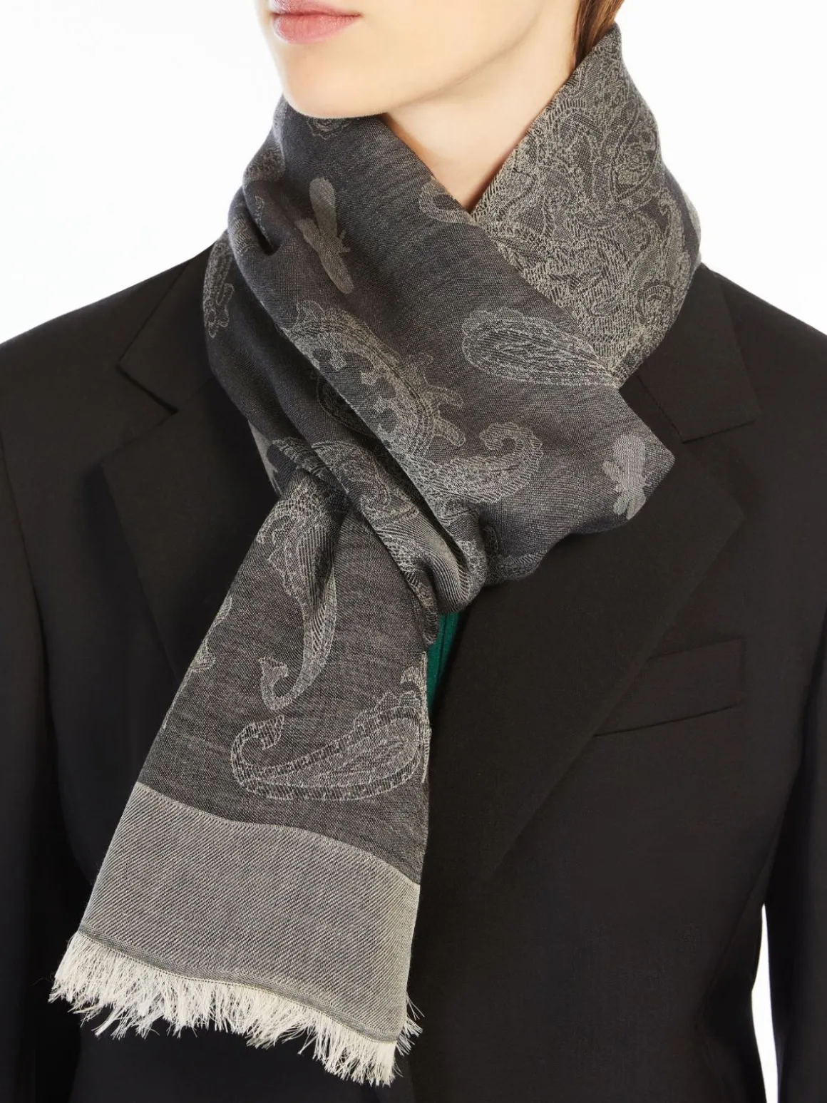 stola_in_viscosa_e_modal_jacquard_4.webp Best Sale Stola in viscosa e modal jacquard Sciarpeefoulard