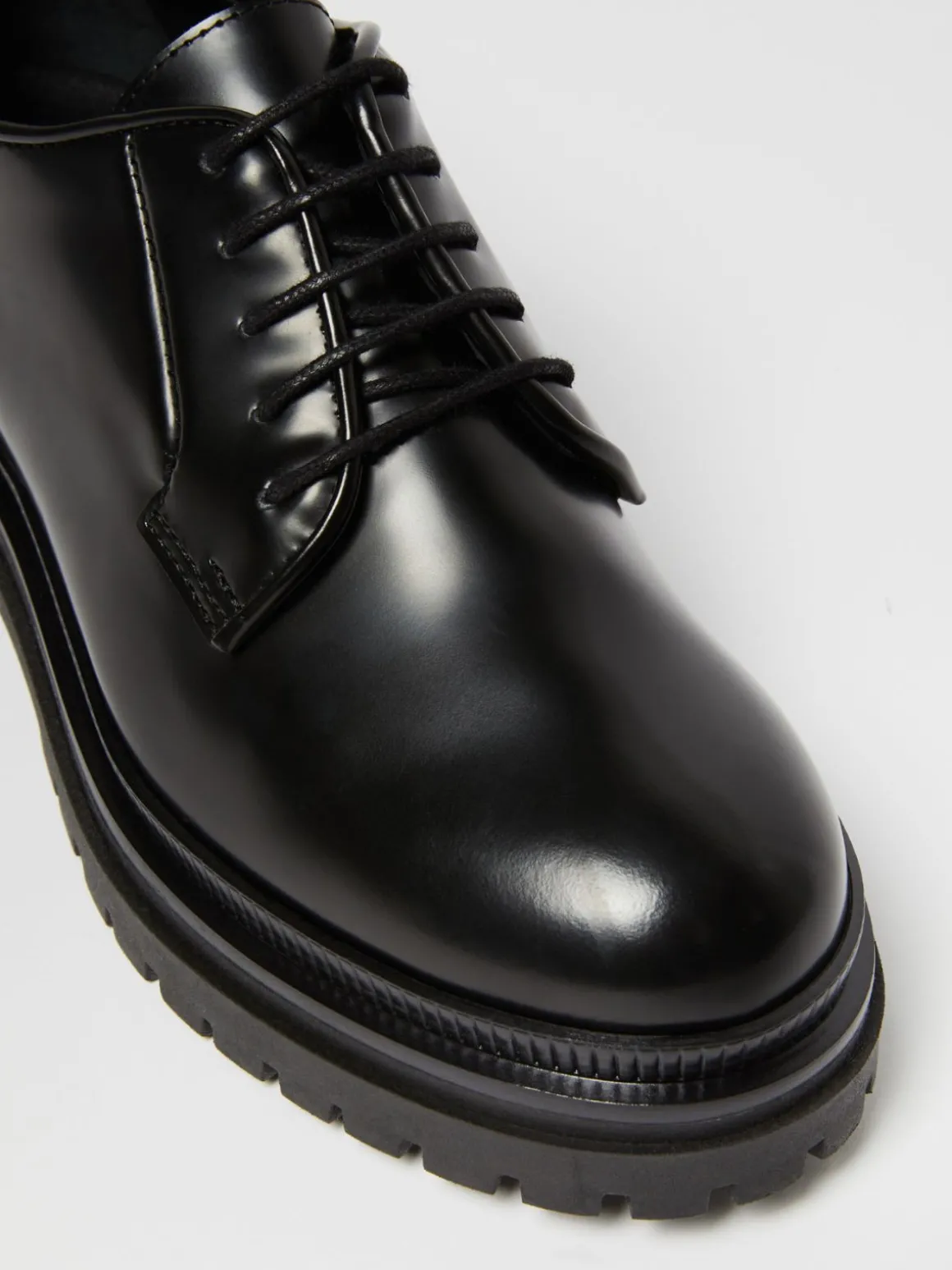 stringata_in_pelle_3.webp Clearance Stringata in pelle Scarpe | Completie Tailleur