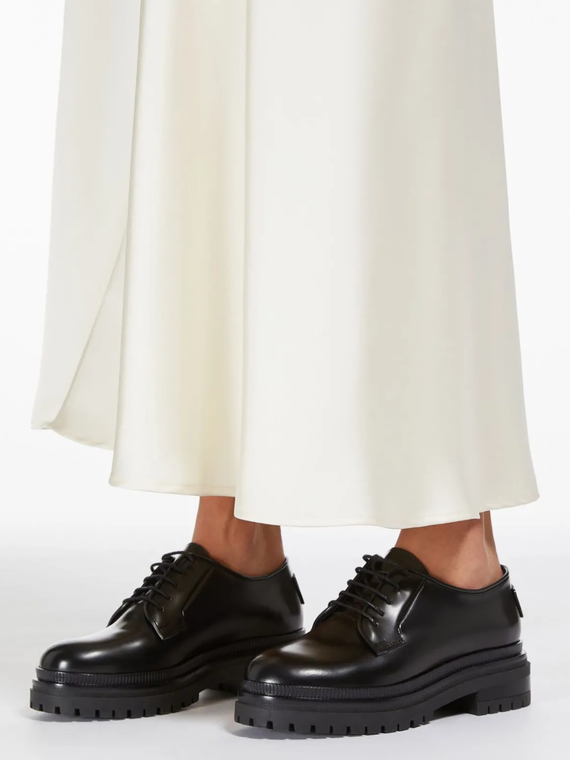 stringata_in_pelle_6.webp Clearance Stringata in pelle Scarpe | Completie Tailleur